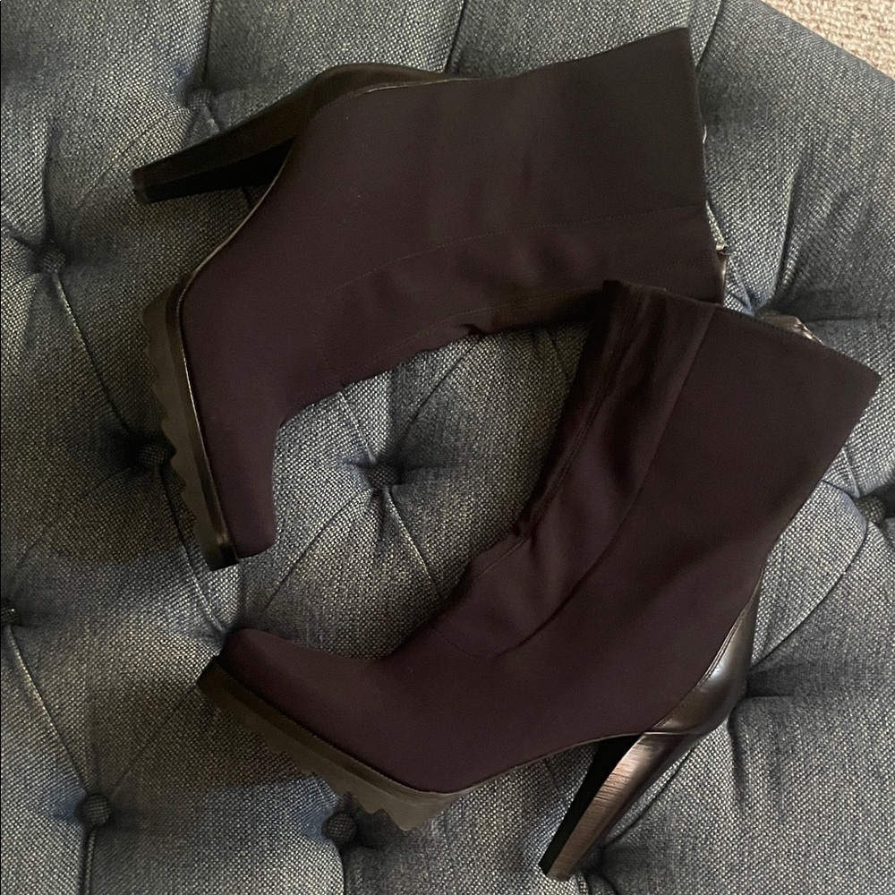 Donald J Pliner Gorgeous Black Ankle Boots